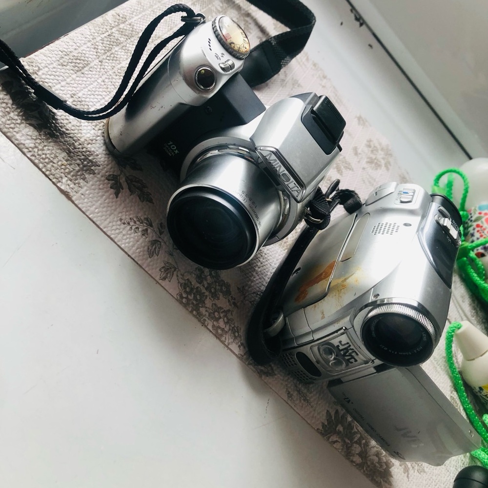 Silver Digital Camera - Compact Photo & Video - Picture 3 of 5